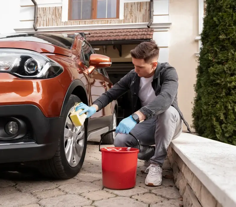 Lavage auto à domicile Moulay : professionnel intervenant sur un véhicule